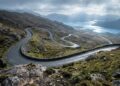 Com suas curvas sinuosas e vistas panorâmicas, a passagem de Healy Pass na Irlanda surge como um exemplo de beleza cênica e engenharia