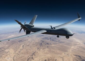 O drone que fica 30 horas no ar sem parar consegue ler a placa de um carro do alto da estratosfera com precisão total
