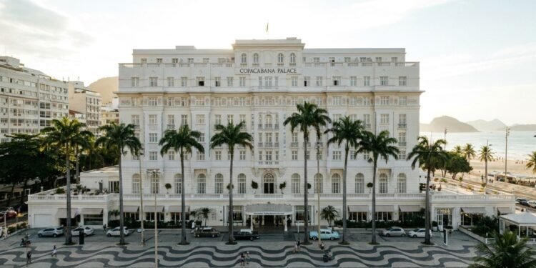 Com 239 quartos luxuosos e fachada de 1923, o hotel no Rio surge como o símbolo máximo da hotelaria e da arquitetura clássica brasileira