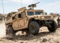 O Humvee tem quase 2,2 metros de largura e um centro de gravidade tão baixo que ele praticamente não capota em nenhum terreno