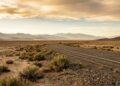 Com 657 km de extensão pelo deserto de Nevada, a "estrada mais solitária" dos EUA surge como um desafio único para o viajante
