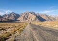 Com 1.252 km de extensão e 4.655 metros de altitude, a rodovia Pamir surge como uma das estradas internacionais mais altas e isoladas do mundo