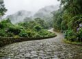 Motoristas que descem a serra paranaense em dias de chuva redobram a atenção ao escorregar nos paralelepípedos centenários cercados por neblina densa e curvas sinuosas