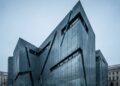 Com 15.500 m² de fachada de zinco, o Museu Judaico em Berlim surge como um marco da arquitetura desconstrutivista mundial