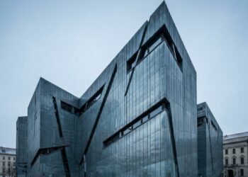 Com 15.500 m² de fachada de zinco, o Museu Judaico em Berlim surge como um marco da arquitetura desconstrutivista mundial