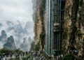 O monumental elevador de vidro cravado em um penhasco de 326 metros de altura na China que transporta milhares de turistas diariamente de forma veloz pelas montanhas imponentes que inspiraram diretamente o filme Avatar