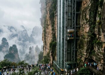 O monumental elevador de vidro cravado em um penhasco de 326 metros de altura na China que transporta milhares de turistas diariamente de forma veloz pelas montanhas imponentes que inspiraram diretamente o filme Avatar