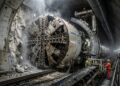 O colossal túnel ferroviário de 50 quilômetros escavado sob o leito do mar no Canal da Mancha que uniu fisicamente e estruturalmente a ilha da Grã Bretanha ao continente europeu em uma das maiores obras de engenharia civil