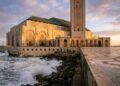 Com 210 metros de altura em seu minarete, a mesquita marroquina sobre o mar é uma das maiores e mais complexas obras da engenharia islâmica