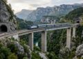 A ferrovia que atravessa 254 túneis e flutua sobre abismos de 200 metros nos Bálcãs é uma das mais impressionantes do mundo