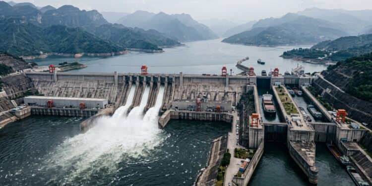 Cruzando 2.309 metros sobre o Rio Yangtzé, a hidrelétrica chinesa detém o recorde de maior capacidade de geração de energia do mundo