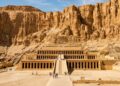 Com 3 terraços monumentais esculpidos na rocha, o templo de Hatshepsut surge como a obra arquitetônica mais avançada do Egito Antigo