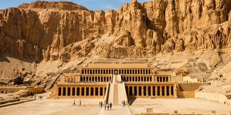 Com 3 terraços monumentais esculpidos na rocha, o templo de Hatshepsut surge como a obra arquitetônica mais avançada do Egito Antigo