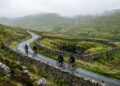 Com seus profundos poços naturais de calcário e 526 metros de altitude, a estrada inglesa surge como o trajeto mais icônico das colinas de Yorkshire