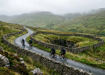 Com seus profundos poços naturais de calcário e 526 metros de altitude, a estrada inglesa surge como o trajeto mais icônico das colinas de Yorkshire