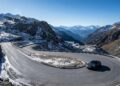 Com quase 2.500 metros de altitude e curvas radicais, a estrada alpina que liga a Áustria à Itália surge como um marco de engenharia extrema