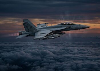 O avião americano que apaga radares e cega defesas inimigas usando apenas ondas de rádio invisíveis no ar