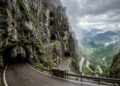 A estrada italiana de 1918 possui 5 túneis escavados em curvas fechadas; o San Boldo foi construído para vencer o precipício em apenas 7 km