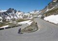 Com 2.770 metros de altura nos Alpes, o passo de montanha pavimentado mais alto dos Alpes surge como um verdadeiro desafio da engenharia
