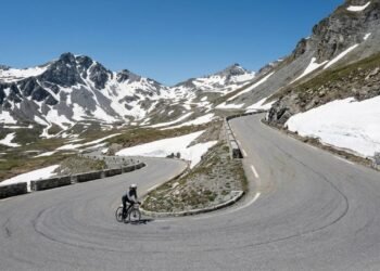 Com 2.770 metros de altura nos Alpes, o passo de montanha pavimentado mais alto dos Alpes surge como um verdadeiro desafio da engenharia