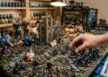 Criado em 1983 pela Games Workshop, o universo Warhammer hoje movimenta 600 milhões de libras através de miniaturas detalhadas e um império de jogos de estratégia