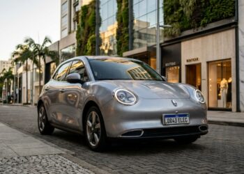 Com 171 cavalos de potência e design retrô, o hatch elétrico chinês alcança nota máxima em segurança nos testes globais