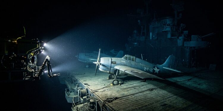 Submersível localiza porta-aviões afundado a 4.000 metros de profundidade e envia imagens de aviões intactos que repousam no oceano Pacífico