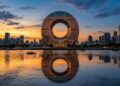 Com 138 metros de altura e um vão central de 48 metros, o edifício circular na China surge como o prédio de geometria única mais alto do mundo