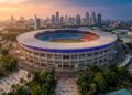 Com capacidade para 77.193 pessoas e inaugurado em 1962, o estádio na Indonésia surge como um recorde de engenharia no sudeste asiático