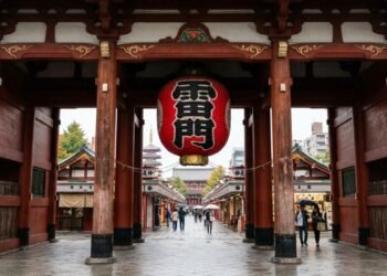 Com fundação de quase 1.400 anos e lanternas colossais, o templo em Tóquio surge como o coração histórico da fé e tradição no Japão