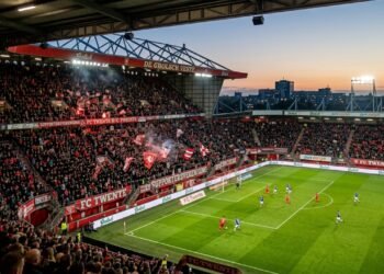 Com 30.205 assentos e um design que prioriza a visão do campo, o estádio em Enschede virou a casa tecnológica e sustentável do FC Twente