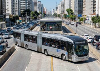 Com 30 metros de comprimento e espaço para 300 passageiros, o gigante biarticulado corta os custos operacionais em 40% nos corredores exclusivos