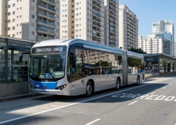 Gigante elétrico de 22 metros transporta 150 passageiros com economia de 80% e zera a poluição nos corredores urbanos