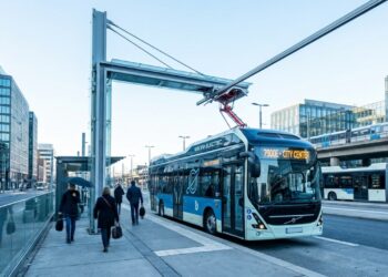 Equipado com motor dianteiro de 210 cavalos e mecânica indestrutível, o chassi mais vendido do país domina o transporte escolar e fretamento