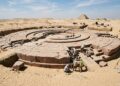 Estrutura circular de 50 metros feita com blocos de granito de 10 toneladas é descoberta no Egito e desafia teorias sobre a engenharia das pirâmides
