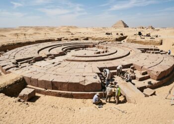 Estrutura circular de 50 metros feita com blocos de granito de 10 toneladas é descoberta no Egito e desafia teorias sobre a engenharia das pirâmides