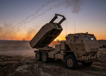 O devastador lançador de foguetes M142 HIMARS atinge alvos com precisão cirúrgica a até 300 quilômetros de distância e desaparece do local antes mesmo que o inimigo consiga rastrear a origem do disparo mortal