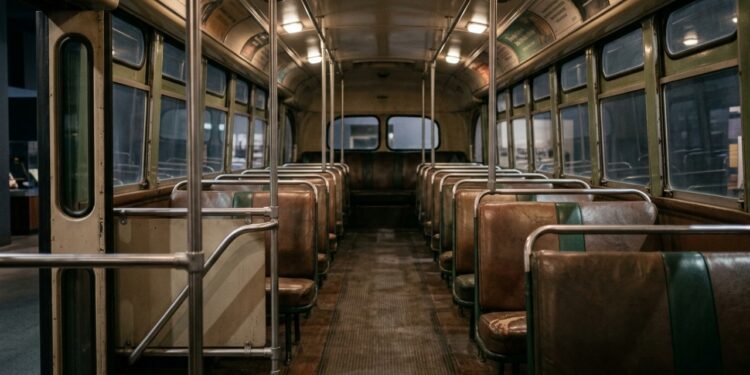 Com marcas de protestos e poltronas originais, o ônibus de 1955 que mudou a história dos direitos civis vira monumento nacional