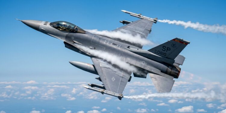 O caça F-16 foi projetado para ser instável de propósito e é isso que o torna impossível de derrubar