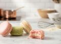 Com 15 minutos de forno, o guia completo para bater o merengue perfeito e fazer os macarons franceses mais difíceis da confeitaria