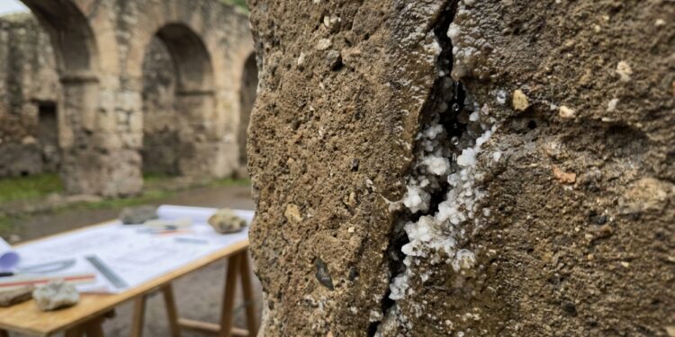 Cientistas decifram o segredo químico do concreto romano que se regenera sozinho com o tempo e aplicam a técnica em obras modernas para criar monumentos que duram mais de mil anos em 2026