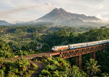 A ferrovia que passa ao lado de um dos vulcões mais ativos do mundo transporta milhares de passageiros todo dia