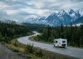 Com 724 km de extensão pelo norte selvagem, a rodovia canadense surge como uma rota de isolamento total entre florestas e montanhas