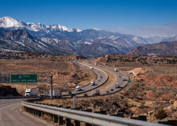 Com 1.710 km de extensão pelas montanhas, a rodovia americana surge como o principal eixo do Oeste e um marco da infraestrutura continental