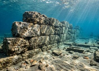 Muralha de pedra com seis quilômetros de extensão é encontrada no mar da Europa e revela segredos de uma cidade submersa de cinco mil anos