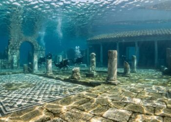 Submerso a quatro metros de profundidade, o luxuoso palácio romano de 2.000 anos revela pisos de mármore intocados no fundo do mar Mediterrâneo
