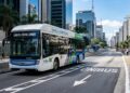 Ônibus movido a hidrogênio com autonomia de 350 quilômetros utiliza células de combustível para emitir apenas vapor de água e purificar o ar das grandes avenidas hoje