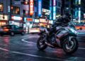 Com motor bicilíndrico de 451 cilindradas, a Kawasaki Ninja 500 surge como a moto esportiva de nova geração mais ágil para pilotos urbanos