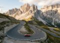 Com 2.239 metros de altitude e 33 curvas fechadas em zigue-zague, o Passo Pordoi na Itália surge como a rota mais icônica das Dolomitas