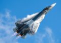 Com motores de empuxo vetorado e super-manobrabilidade, o caça Sukhoi Su-57 surge como o recorde de agilidade aérea da Rússia